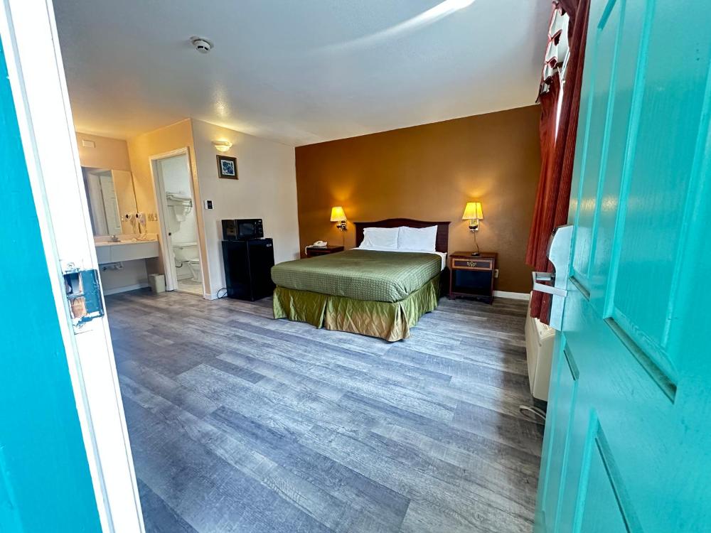 Deluxe Queen Room interior